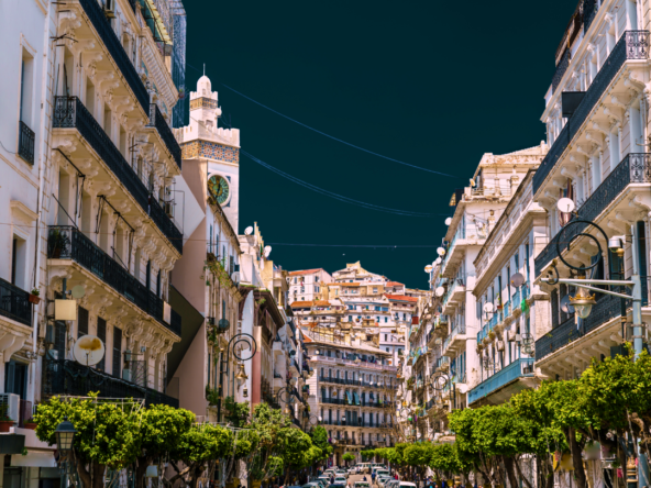 Médias & communication immobilière en Algérie : bilan complet 2025 et perspectives digitales